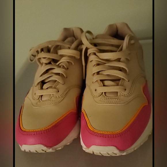 The Nike Air Max 1 Liner Tan 881101-202 Tan/Pink-orange W’s sz 8. Worn. No box. - Picture 6 of 7